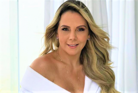 Carla Perez sensualiza em banheira de vidro e acaba tendo o bumbum exposto