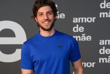 Chay Suede aparece suado após academia e dá o que falar