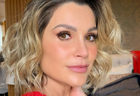 Flávia Alessandra faz ensaio só de camisa e quase mostra polpa do bumbum