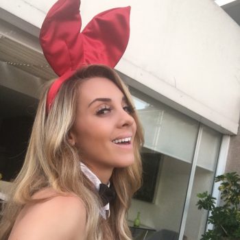 Coelhinha da Playboy é assaltada e termina presa na coleira do cachorro