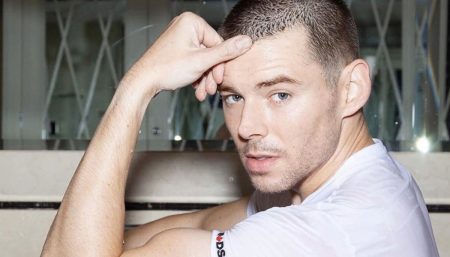 Aos 38 anos, ator de Sense8 assume homossexualidade