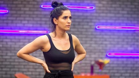 Maria Joana aparece de topless em fotos feitas para ensaio