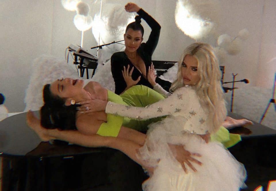 Irmãs Kardashian fazem barraco em casa por motivo inusitado