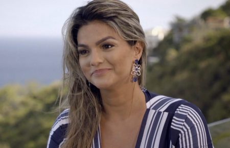 Kelly Key usa roupa transparente em clipe e quase mostra demais