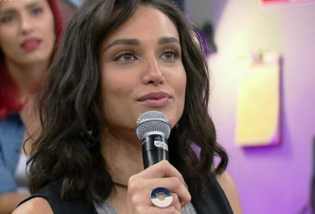 Débora Nascimento troca beijos em boate e vídeo é divulgado