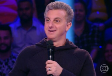 Luciano Huck paga mico em programa após ligar para Belo