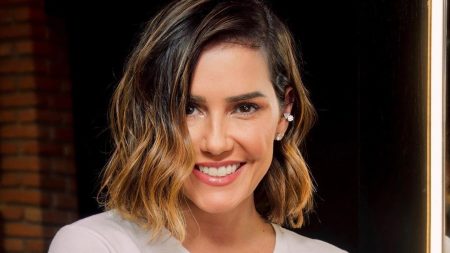 Deborah Secco faz selfie com a filha e web se rende à fofura do clique