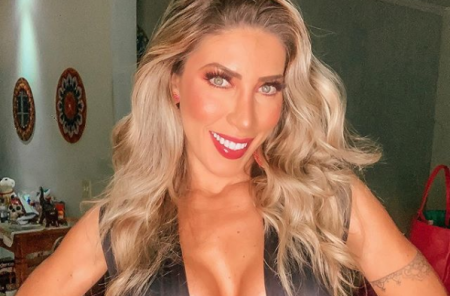 Tati Minerato posa sexy com pirulito nos seios e dá o que falar