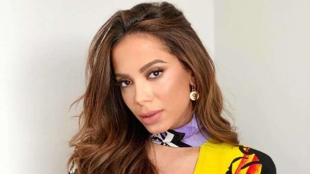 Repórter quebra o protocolo e beija Anitta na boca durante entrevista