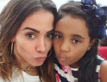 Aos 8 anos, sobrinha evangélica de Anitta usa look de funkeira e choca o público