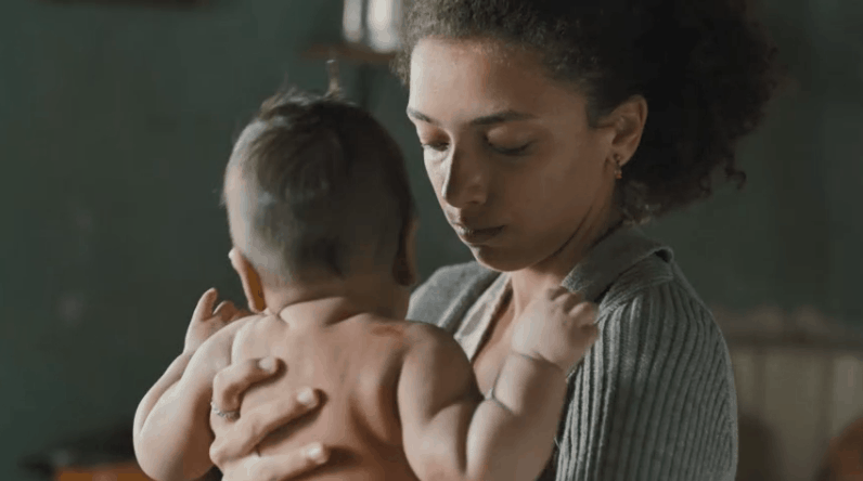Série da Globo exibe mãe deixando bebê se afogar e vira alvo de ataques