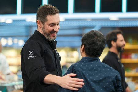 Jurado de reality do SBT faz maratona na TV e passa pela Globo e Band