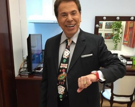 O chamativo relógio vermelho de Silvio Santos