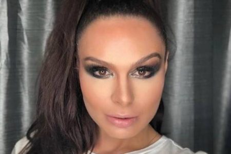 Com os seios livres, Fernanda Lacerda faz ensaio conceitual e causa na web