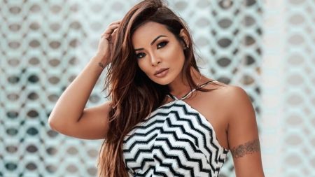 Carol Nakamura aposta em biquíni cavado e recebe elogios pelo corpão