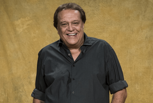 Dennis Carvalho prepara novela e séries após renovar com a Globo