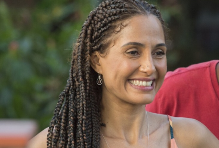 Camila Pitanga curte férias na Bahia com a filha e a namorada