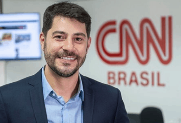 Evaristo Costa brinca com colegas em foto oficial da CNN Brasil