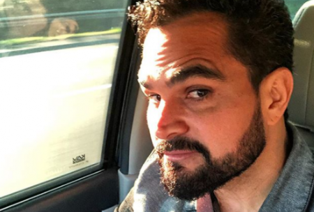 Luciano Camargo ostenta lustre imenso em sala e surpreende a web