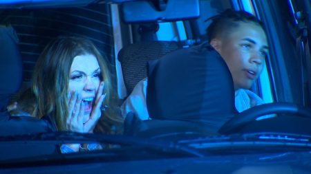 Simony se assusta e esperneia ao cair em pegadinha de Silvio Santos