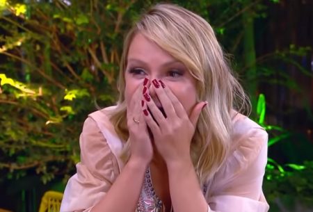 Eliana ganha festão e se emociona com homenagem no SBT