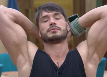 Lucas Viana bate bolo em A Fazenda 2019 e imagens viralizam