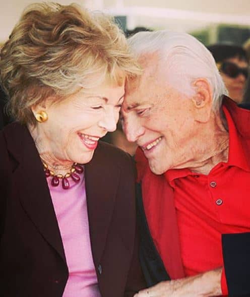 Kirk e Anne Douglas comemoram 65 anos de casamento