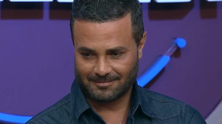 A Fazenda 2019: Viny suspeita da confiança de Rodrigo nas roças e faz insinuações