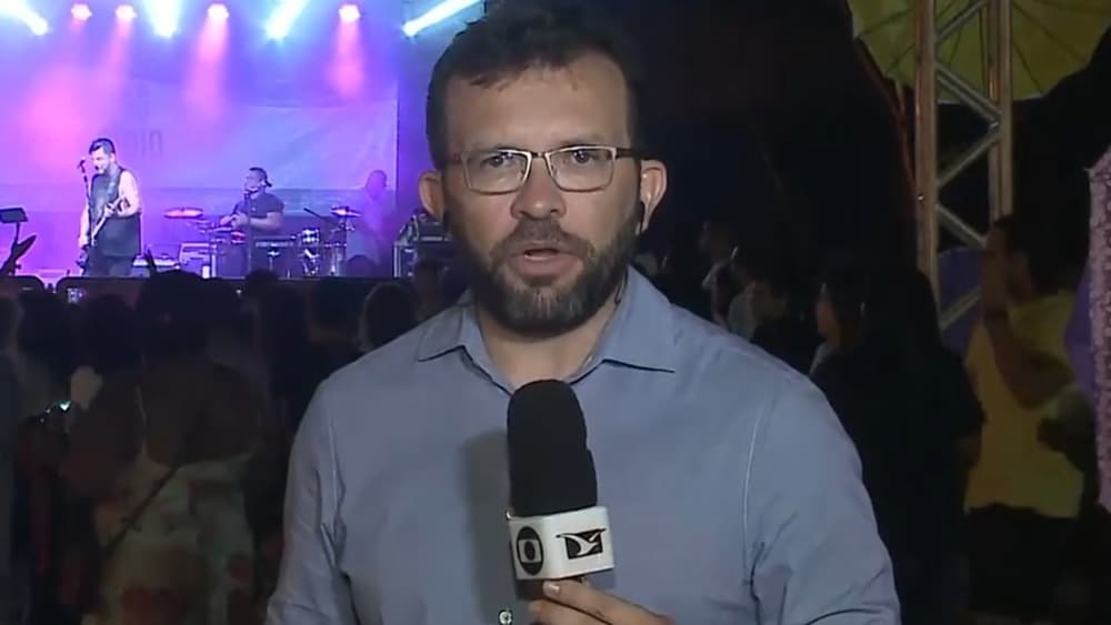 Jornalista da Globo é surpreendido com beijo ao vivo e reage