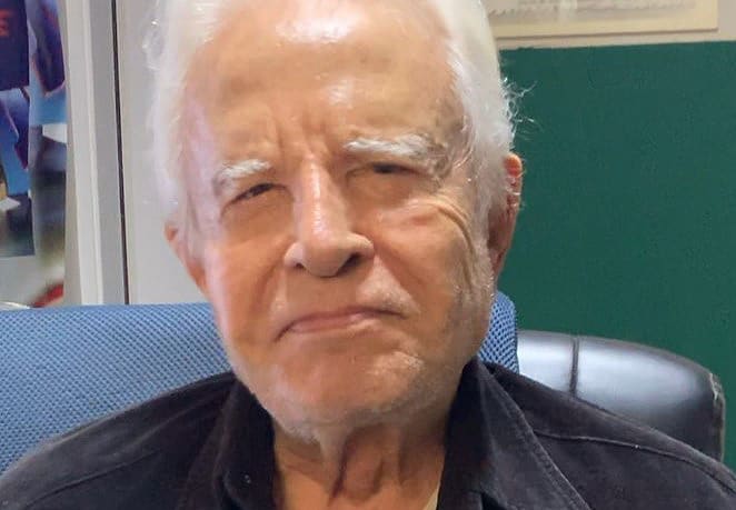 Aos 92 anos, Cid Moreira desabafa sobre risco de coronavírus e toma decisão