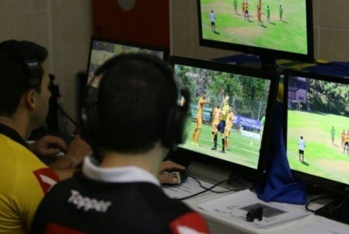 Vereador do Rio quer proibir VAR e pau de selfie em partidas de futebol