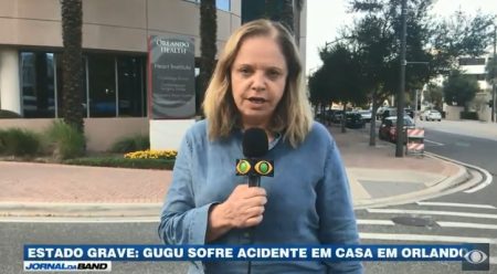 Repórter da Band chora na porta do hospital onde Gugu está internado