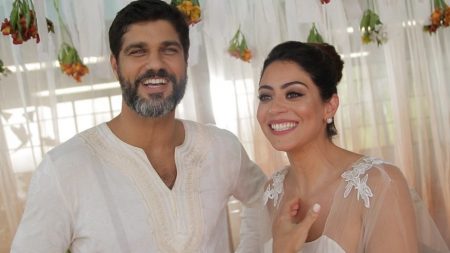 Bruno Cabrerizo revela namoro com Carol Castro e casal troca declarações picantes