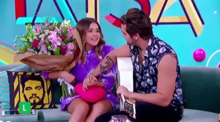 Maisa Silva fica emocionada ao receber flores de Luan Santana