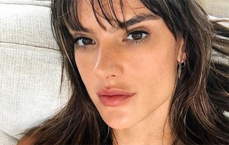 Alessandra Ambrósio aposta em vestido com rasgo e pernocas roubam a cena