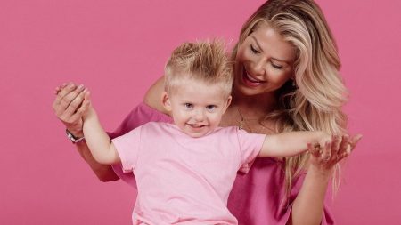 Karina Bacchi mostra o filho dançando com Papai Noel e enche web de fofura