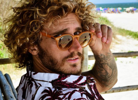 Ex-BBB Alan abaixa a calça e acaba deixando o bumbum de fora