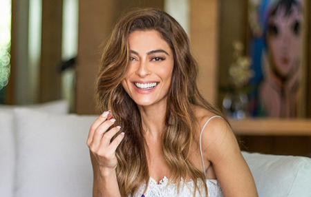 Juliana Paes põe biquíni fininho de cor nude e surpreende com corpão