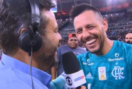 Goleiro do Flamengo surpreende e deixa repórter da Globo em saia justa