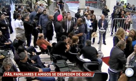 Mulher desmaia no velório de Gugu Liberato