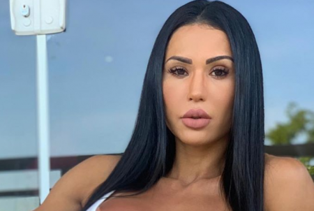 Gracyanne Barbosa surge em evento com look caído e acaba mostrando marquinha