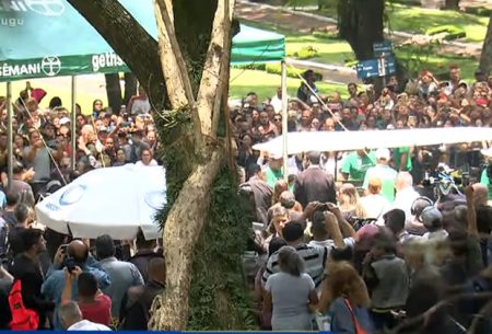 Sob aplausos, corpo de Gugu Liberato é enterrado diante de multidão