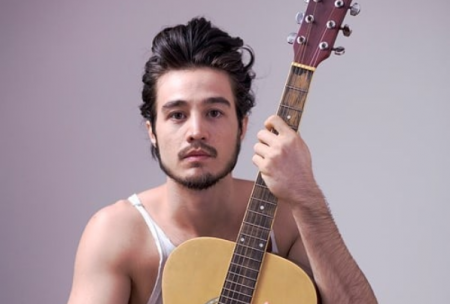 Extremamente discreto, Tiago Iorc surpreende ao postar foto sem camisa