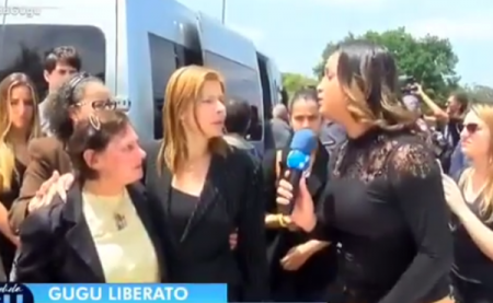 Repórter da RedeTV! aborda esposa de Gugu e a faz falar pela primeira vez