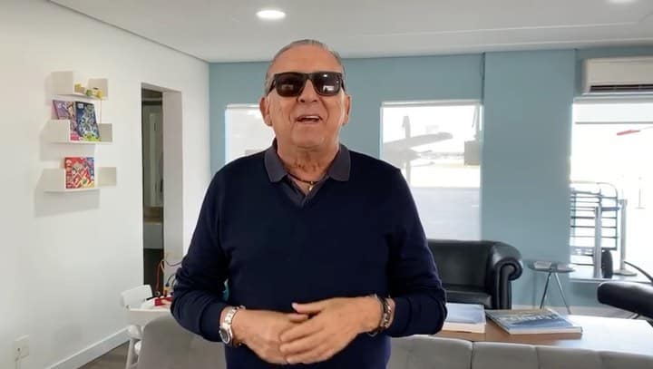 Galvão Bueno anuncia retorno para casa após alta do hospital