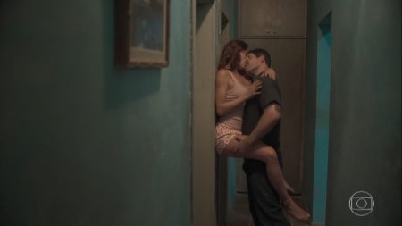 Isis Valverde e Juliano Cazarré agitam web com cena quente em Amor de Mãe