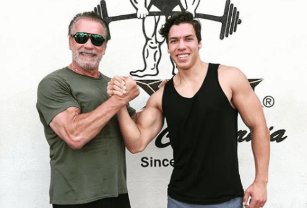 Filho de Arnold Schwarzenegger refaz foto icônica do pai e semelhança impressiona