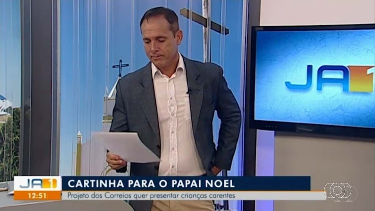 Apresentador da Globo chora ao ler carta em telejornal e vídeo viraliza