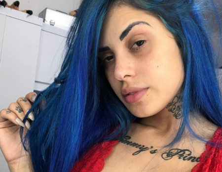Tati Zaqui se distrai e acaba mostrando o seio sem querer