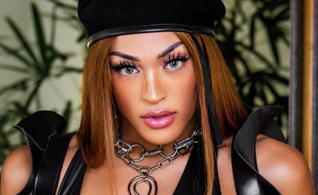 Pabllo Vittar perde a vergonha e rebola com bumbum de fora